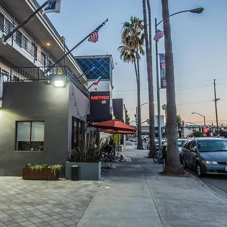 Travelodge By Wyndham Culver City-2
